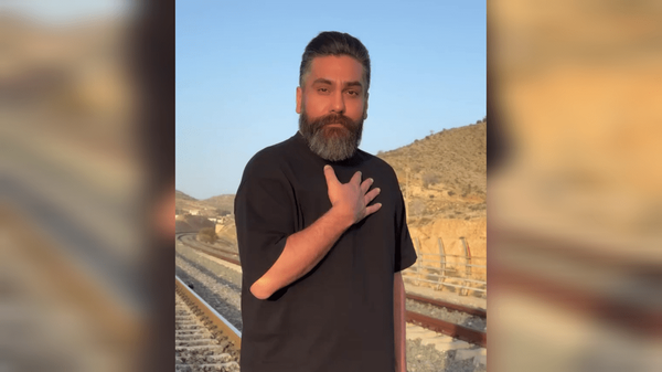 خواندنی از جنس خاک و غیرت؛ واکنش علی زندوکیلی به تهدیدهای ترامپ با اجرای «وطن» روی ریل راه‌آهن